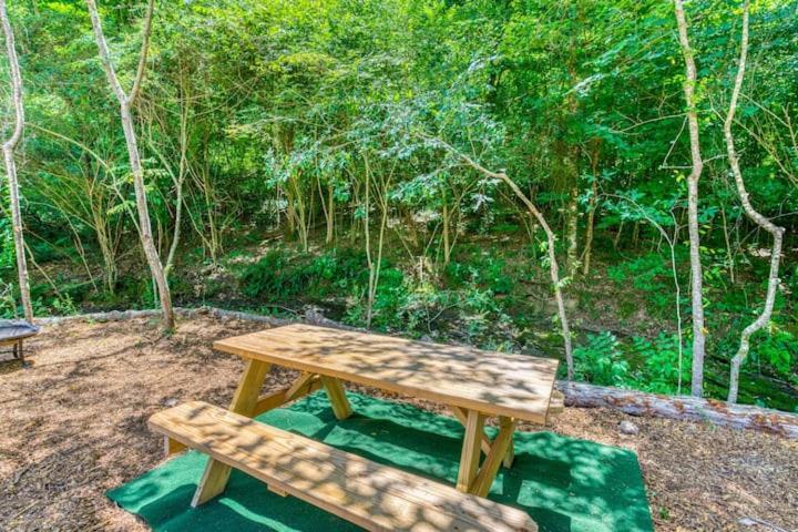 The Aries-A Stargazing, Luxury Glamping Tent Rogersville エクステリア 写真